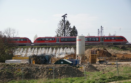 Das ist nicht Pamukkale. Dort wird der Damm mit Betoninjektionen stabilisiert, da er auch auf dieser Seite verbreitert wird.
