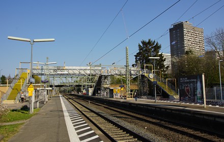 Der Fußgänger Steg ist nur provisorisch, da die Unterführung gesperrt ist.