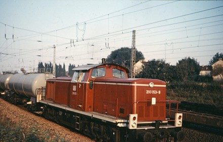 In F-Bonames gab es einen kleinen Güterbahnhof. Hier wird gerade derdamals dort ansässige Wei-Großnhändler mit Wein beliefert.