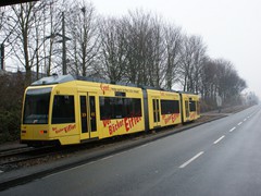 Hier ein weiterer Kandidat auf dem Weg in die Werkstatt. Mit dem S-Wagen endete die Ära des Hauslieferanten Siemens / DÜWAG.
