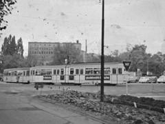 Ein Mm Zug der Linie 24 auf der Umleitungsstrecke Bremerstraße / Hansallee