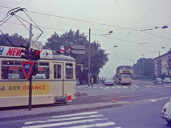 Ein Mt Zug auf der Umleitungsstrecke biegt von der Bremer Straße in die Hansaallee ein