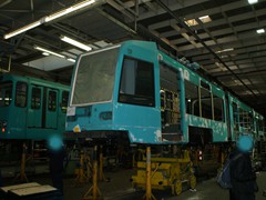 Die Zentralwrkstatt sieht er sehr oft. Die Entwicklungszeit von nur 3 Monaten rächt sich. Hier bei einer Karosseriegeneralüberholung 2008. Entwickelt und gebaut wurde er von Siemens / DÜWAG