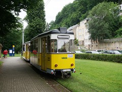 Morgens warten zwei Beiwagen....