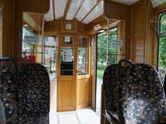 Moderne Polstersitze mit gediegenem Holztäfelungs Interieur.