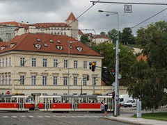 Eine Tatra T3R.P Doppeltraktion der Linie 12 biegt von der Pod Brukou zur Station Malorstranká, unterhalb der Burg gelegen ab.
