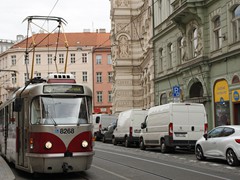 gefolgt von einem niederflurigem Tatra T3R.PLF