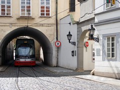 ...wieder duch das Loch im Haus.