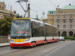 Es kommt ein Škoda 15 T entgegen und wird gleich die Station Staromestá erreichen