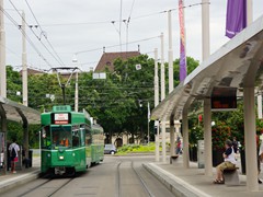 Ein Be 4/4 der BVB Fahrschule mit....