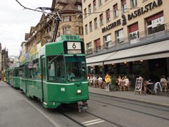 Ein Zug der BVB bestehend aus Be 4/4 einem Beiwagen und einem weiteren Be 4/4