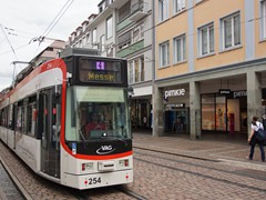 Ein Duewag GT8Z mit einem Niederfluranteil von 48 Prozent