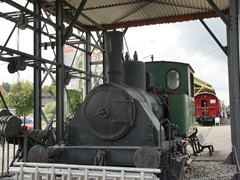 Unter dem Reiterstellwerk steht diese kleine Werklok.