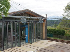 Dort ist die moderne Wagenhalle zu bestaunen