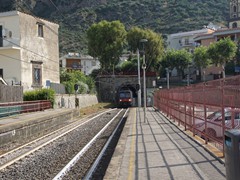 Hier Einfahrt in die Kreuzungsstation Meta aus dem Tunnel kommend