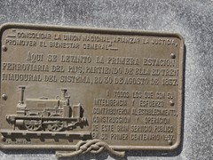 Eine Tafel erinnert an vergangene Zeiten eines Bahnhofs