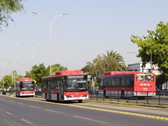 führt eine breite Metro Busspur entlang