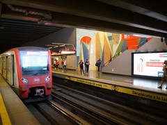 Ein Zug vom Typ NS-2012 fährt in die Station Los Leones ein