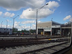 Kurz nach dem Airport passiert die Bahn einen der Betriebshöfe.