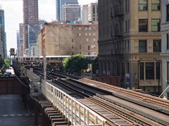 Ein Zug der "Orangenen" verlässt den Loop an der "Tower Junction" Richtung "Midway Airport"