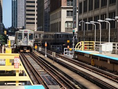 "Speed Limit 10 Miles" steht auf dem weißen Schild,- langsam durch die Kurve. Die Radien an den Ecken der "Loop" sind recht eng bemessen.