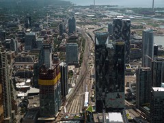 Vom CN Tower der Blick RichtungOsten auf die Bahnanlagen