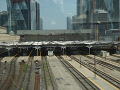 Ein Blick durch die Scheibe des "Skywalk" auf die "Union Station Toronto"