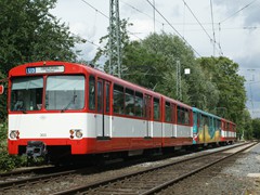 303 wird auch einer der letzten beiden U1 Wagen sein, die als Museumsfahrzeug erhalten bleiben. Hier als "Hessentagsexpress" 2011 