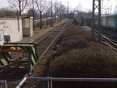 Das Tunnelportal der C-Strecke am Industriehof. Der U3 Wagenauf einer Überführungsfahrt links im Bild kommt aus Richtung Schloßstraße. 