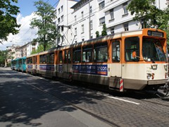 Ptb 710 in Ursprungslackierung an der Station Glauburgstraße