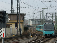 Der nächste Typ der beschafft wurde ist der U-4 Wagen, hier am neuen Stellwerk in Heddernheim.