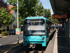 Der neuste U-5 50 883 / 884 in Enkheim mit weißer Matrixanzeige