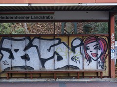 Die alte Station "Heddernheimer Landstraße". Gut zu erkennen der rote und grüne Streifen. Hier war der grüne Streifen einst überklebt. Da die grün markierten Linien die Farbe der Linien A2 und 24 Richtung Bad Homburg waren.