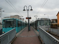 Auf einer Sonderfahrt trifft in Hausen U-3 auf U-2 Wagen