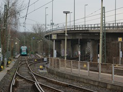 Das "Vorfeld" der Station Ginnheim. Im Hintergrund links das Wendegleis der Straßenbahn. Die Gleise rechts sind die Gleise der Stadtbahn aus Richtung NWZ kommend