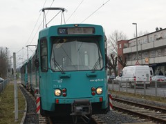 Ein merkwürdiges Gespann. Ptb 711 schleppt U352 vermutlich nach Eckenheim zur Abstellung