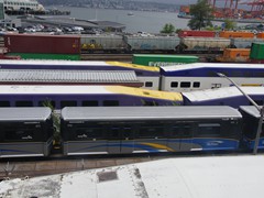 Im Vordergrund der sog. "Sky Train", eine Metro in Vancouver