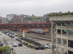 In dem Gebäude befindet sich die Station Waterfront
