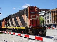 Weit gefehlt, es ist eine wichtige Hafenbahn, mit regelmäßigem Verkehr
