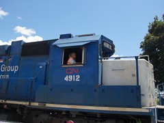 Eine freundlich grüßende Lokführerin