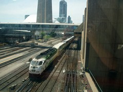 Eine MPI MP54AC der GO Transit Rail Services schiebt einen Wendezug aus der Union Station Toronto hinaus