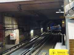 Die Fahrbahn lässt vermmuten, dass hier MPM-10 Züge auf leisen Sohlen verkehren (Montréal Pneumatic Material 2010),