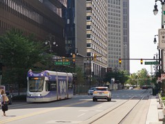 Die Straßenbahn verkehrt in Randlage und hat mit parkenden Fahrzeugen zu kämpfen