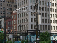 Die Station hat zwei Endmasten, da die Wagen Akku betrieben sind, dient die Oberleitung hier nur zum Laden der Batterien