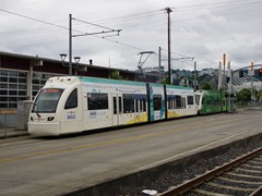 Der Zug hat die Station OMSI / Water verlassen und ist in Richtung Milwakee unterwegs