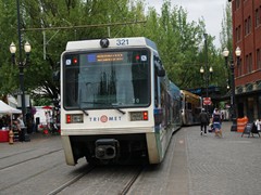 Ein Zug aus Typ 2 Wagen gebildet erreicht die Station "Skidmore Fountaine"
