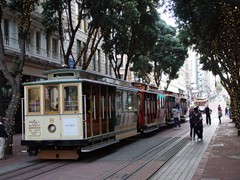 Die Wagen der Linie Market - Powell warten vor der Drehscheibe in der Powell Street.....
