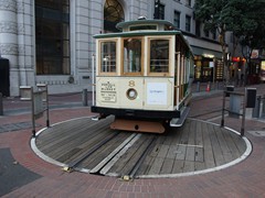 ...bis sie auf die Drehscheibe gerollt werden.....