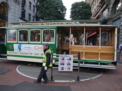 Das Fahrpersonal bewegt dann die Drehscheibe manuell....