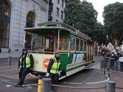 ...und schiebt den Wagen dann wieder ...